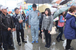 岸壁でのお別れ 船を見送ったのち,見送りに来られていた栄養教諭の先生とも最後のお別れをしました。