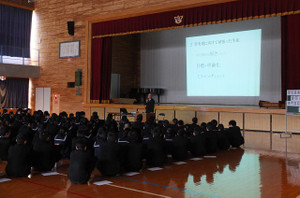 曽於高校教頭の岡倉八郎先生をお招きして“専門高校から夢実現”の演題で講演をしていただきました。