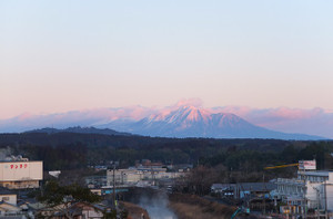 朝焼けにうっすらと赤く染まる霧島連山。赤富士ならぬ赤霧島です。