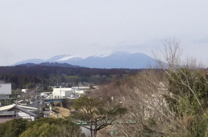 韓国岳･高千穂峰山頂には昼でも雪がとけずに積もっています。