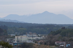 学校からうっすらと霧島連山が見えます。新燃岳が噴火し，噴煙は西の宮崎県側に流れています。