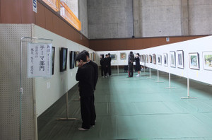 末吉町体育館で開催されている，第35回吉井淳二記念展に行き，作品を鑑賞しました。