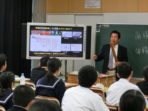 岩手大学名誉教授の八木一正先生が1年生を対象に出前授業を行ってくださいました。