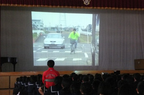 自転車の安全な乗り方についてのビデオを視聴しました。