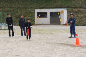 消火器の使用説明後，代表の生徒･職員が訓練用の消火器を使った消火訓練をしました。