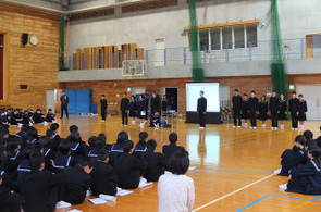 1年生に，生徒会の各専門部がどのような活動をするか，各専門部の部長･副部長が説明しました。