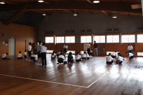 武道場(剣道場)では握力の測定が行われました。