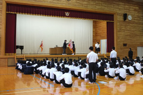 全校朝会の最初に4つの部活動の活躍が表彰されました。