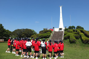 串良平和公園の慰霊碑でガイドさんの説明をお聴きしました。