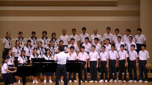 生徒たちは練習の成果を末吉総合センター大ホールのステージで披露しました。