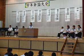 各学級2名計8名の代表が壇上にあがって発表しました。