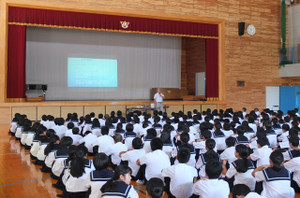ネットポリス鹿児島の戸髙さんをお招きして情報通信機器安全教室を行いました。