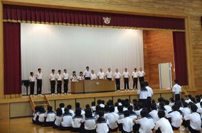県大会を制し，九州･全国大会へ出場する生徒たちが壇上にあがり，代表の生徒が決意の言葉を述べました。