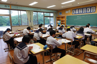 放課後，本校を会場として英語検定が行われています。今，リスニングを受験中です。